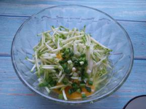 西葫芦丝、鸡蛋、葱花、盐混合