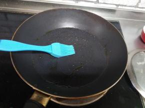 锅中刷油