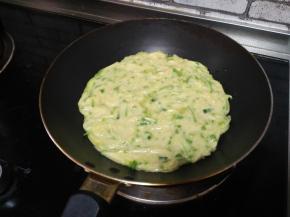 将面糊摊在锅中