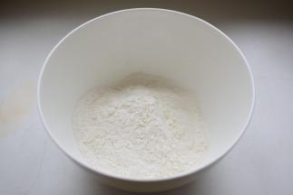 将面粉放在盆中