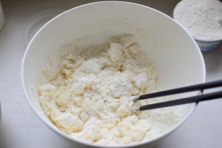 缓慢加入热水，边加热水边搅拌成絮状