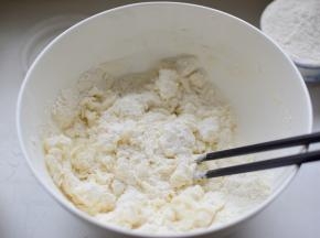 缓慢加入热水，边加热水边搅拌成絮状