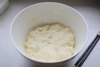 再用手揉成面团，由于加的是热水，所有面团有些粘手，盖上保鲜膜，醒1个小时