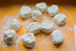 面团醒完，取出来，切成小面团，大小随意，记得一定要一些干面粉，否则容易粘手