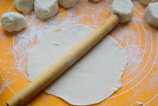 把每个小面团擀成片，尽量薄一些