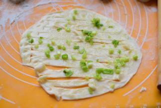 用刀在面片上切一厘米左右的长条，两边不要切断