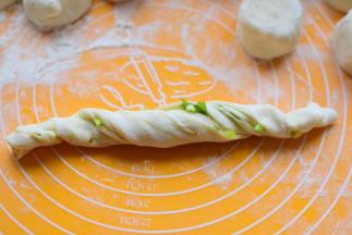 两只手分别抓住两头，想两个方向拧一下