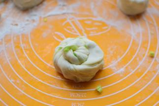 扯起一头，卷起来，把最后的面压在底下