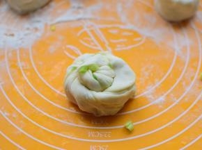 扯起一头，卷起来，把最后的面压在底下