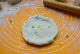 再用擀面杖擀一下