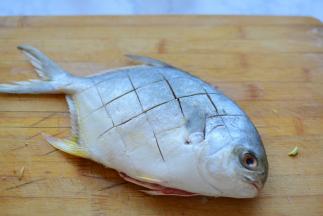 鱼去内脏、去腮，表面切几刀，方便入味