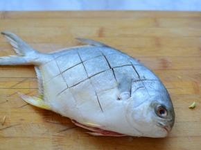 鱼去内脏、去腮，表面切几刀，方便入味
