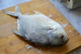 在鱼的表面撒一层薄薄的面粉