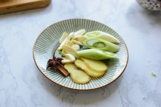 蒜姜切片，葱切段，准备八角、桂皮