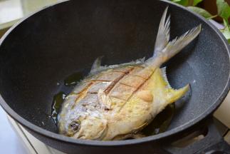 油热，放入鲳鱼，煎至两面金黄