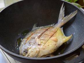 油热，放入鲳鱼，煎至两面金黄
