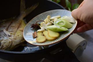 加葱姜蒜，八角，桂皮