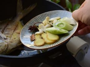 加葱姜蒜，八角，桂皮