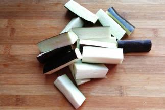 再对半切开，切成均匀的茄条