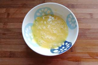 鸡蛋一个打入碗中搅散