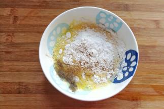 然后加入适量面粉，盐，胡椒粉，五香粉搅拌均匀