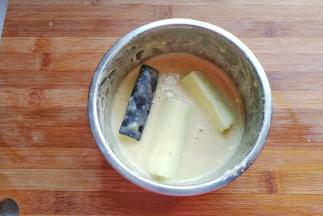 然后把茄条放入蛋糊中挂浆