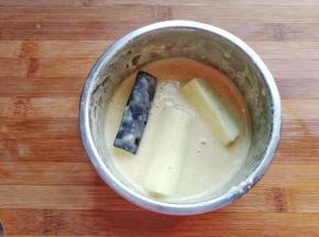 然后把茄条放入蛋糊中挂浆