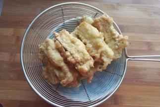 炸至金黄色后捞起控干油