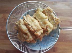 炸至金黄色后捞起控干油