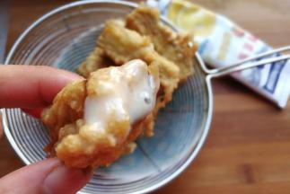 接着在茄条两端挤上适量炼乳