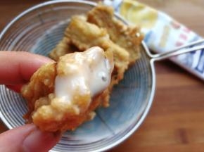 接着在茄条两端挤上适量炼乳