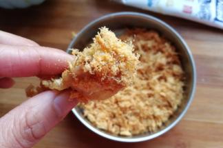 最后再沾上适量肉松即成