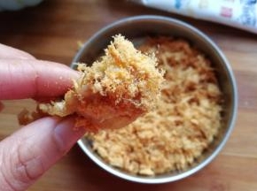 最后再沾上适量肉松即成