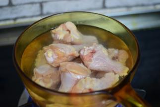 小鸡腿洗净，放凉水，煮开，撇去浮沫，捞出备用