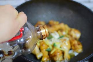 加生抽，炒匀，加水