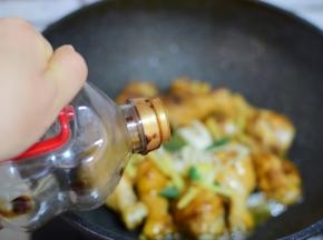 加生抽，炒匀，加水