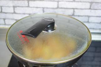 盖好，大火烧开，转小火煮30分钟，大火收汁即可