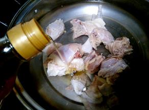 锅里加水放鸡肉加几滴料酒