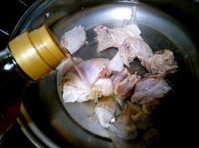 锅里加水放鸡肉加几滴料酒