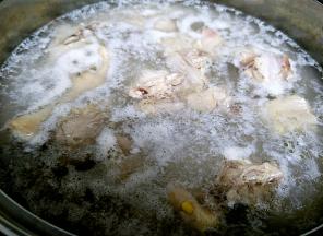 煮开浮泡沫关火。好脏，不过水这么脏的你敢喝么