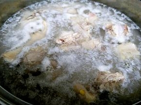 煮开浮泡沫关火。好脏，不过水这么脏的你敢喝么