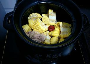 砂锅放入板栗肉，红枣，玉米跟过水好的鸡