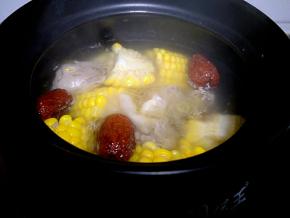 盖上锅盖。煮个一个多两个左右就可以加盐调味了