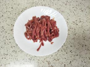 里脊肉切成细条