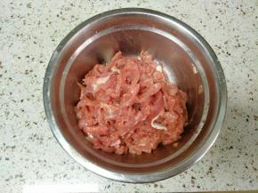 加入少许盐、料酒和淀粉抓匀