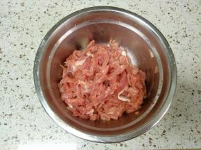 加入少许盐、料酒和淀粉抓匀
