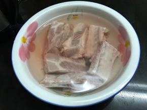 肋排买回来清洗干净浸泡出血水。