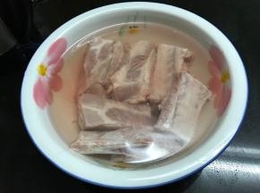 肋排买回来清洗干净浸泡出血水。