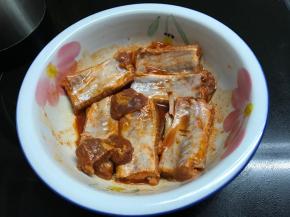 把浸泡好的肋排裹上烤肉料后腌2小时以上。