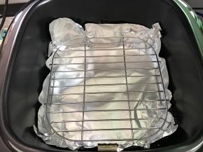 空气炸锅底铺上锡纸。